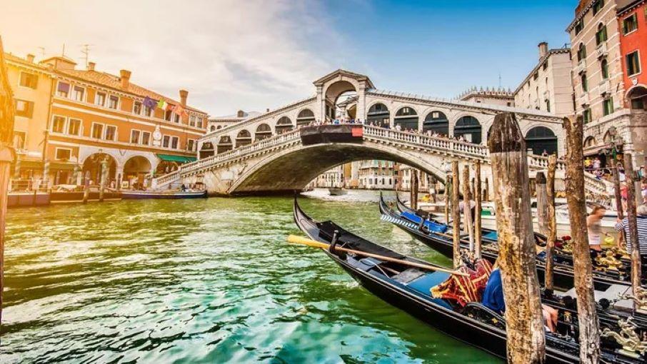 Buy Venice: Venice, Italy: Travel Guide Book-A Comprehensive 5-Day Travel  Guide to Venice, Italy & Unforgettable Italian Travel: 4 (Best Travel Guides  to Europe) Book Online at Low Prices in India